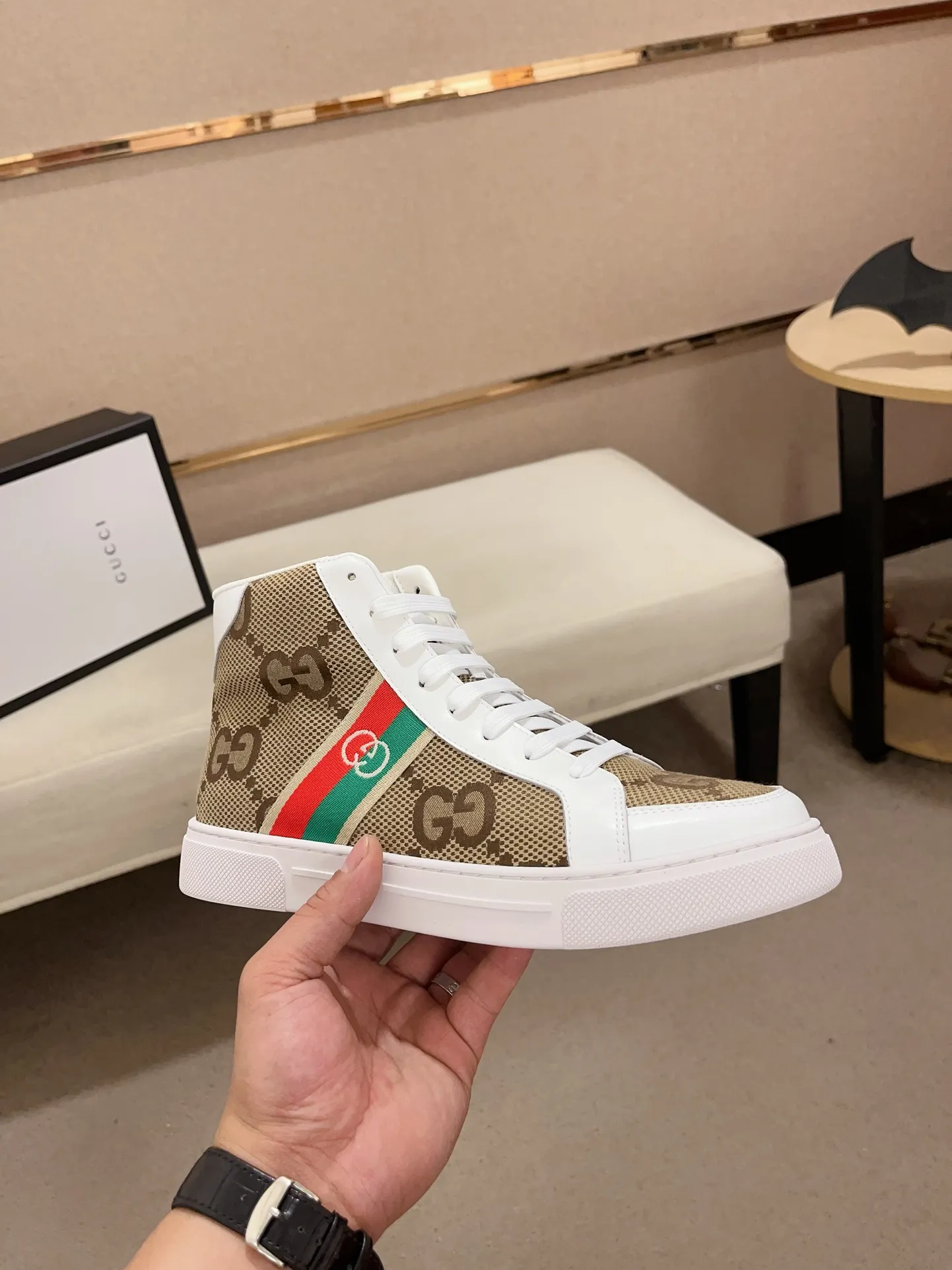 Men's shoes 💰 440 💰 High-quality new high-top GUCCI counters are on the market at the same time. The new men's shoes, 😘fabrics are selected imported cowhide, lining: sheepskin lining. 👍🏿 High-end ☄️ air-cushion molded anti-slip rubber outsole, exquisite lines, simple and elegant, comfortable and high-end for leisure travel. Code number: 38 to 44 (45 can be customized and cannot be returned or exchanged)